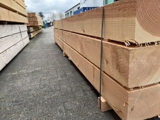 Ca. 15x Douglas balken fijnbezaagd, 200x200mm, lengte 300cm